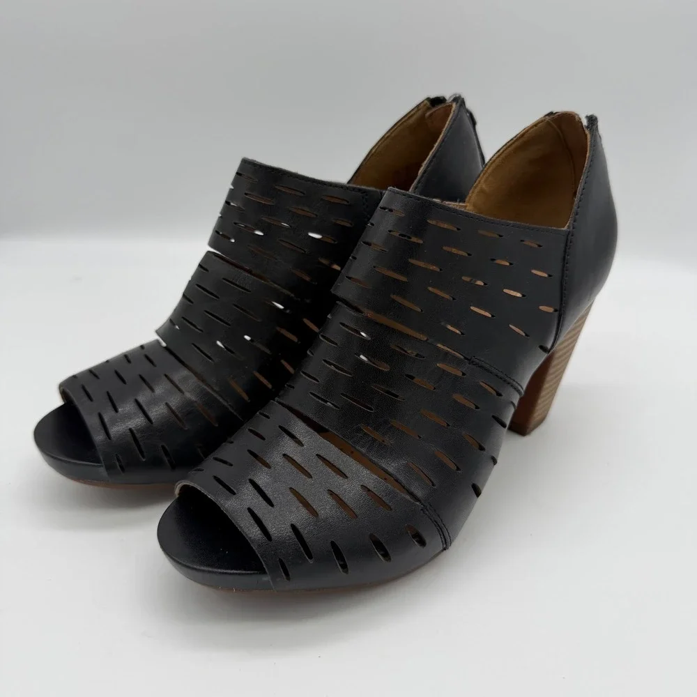 Clarks Artisan Okena Sass Black Leather Peep‎ Toe Shooties Back Zip Heel 7.5